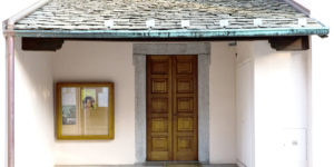 porta laterale santuario madonna del noce